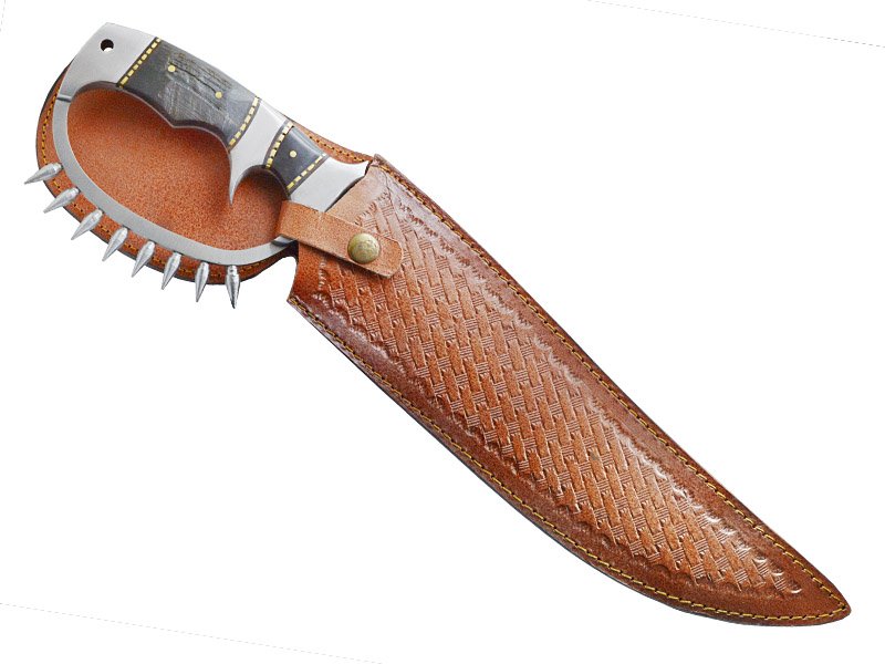 Adaga de combate full tang forjada em aço D2. Empunhadura em chifre de carneiro, 44 cm