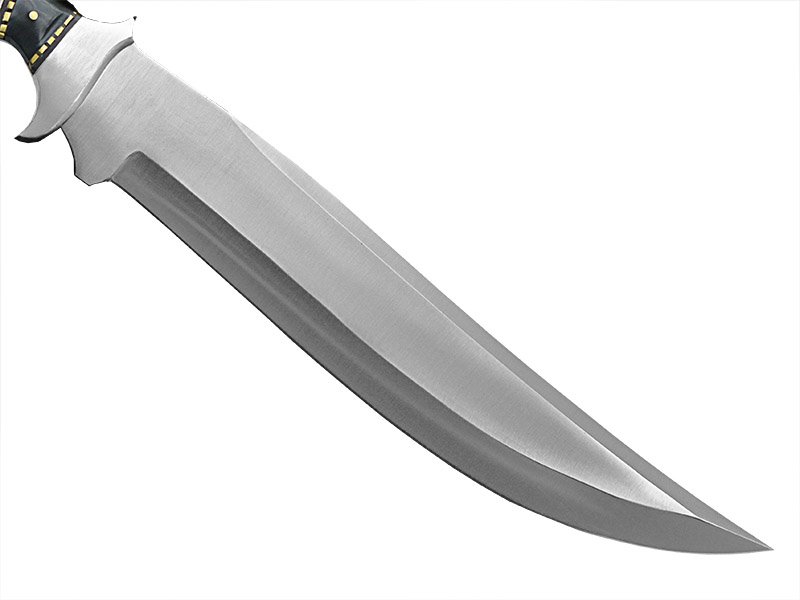 Adaga de combate full tang forjada em aço D2. Empunhadura em chifre de carneiro, 44 cm