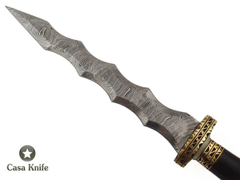 Adaga Kris para colecionador forjado em aço damasco. Empunhadura em chifre de búfalo, 35 cm