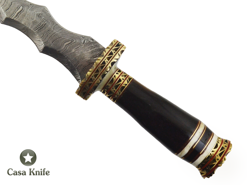 Adaga Kris para colecionador forjado em aço damasco. Empunhadura em chifre de búfalo, 35 cm