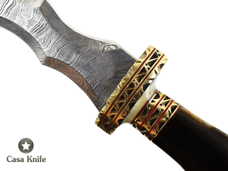 Adaga Kris para colecionador forjado em aço damasco. Empunhadura em chifre de búfalo, 35 cm