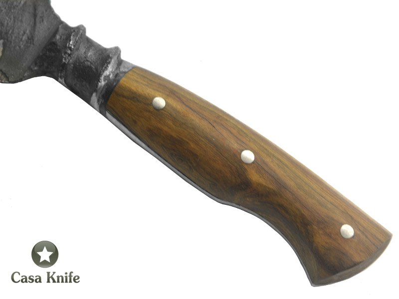 Adelar Filippon faca Brute Forge para colecionador em aço 1045. Empunhadura em Imbuia, 29 cm