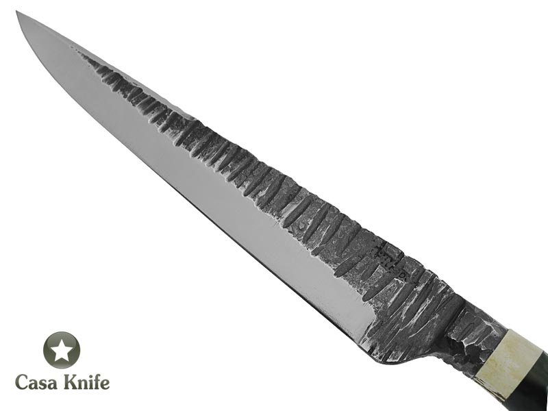 Adelar Filippon faca Cheff Brüt Forge integral para colecionador em aço de Mola de Trem, Empunhadura em Chifre de Búfalo e chifre de cervo , 37 cm