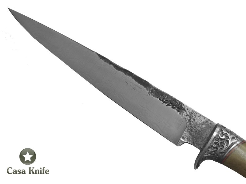 Adelar Filippon faca para colecionador forjado em aço 5160 ( mola locomotiva). Empunhadura em Cerne de Pitangueira, 27 cm