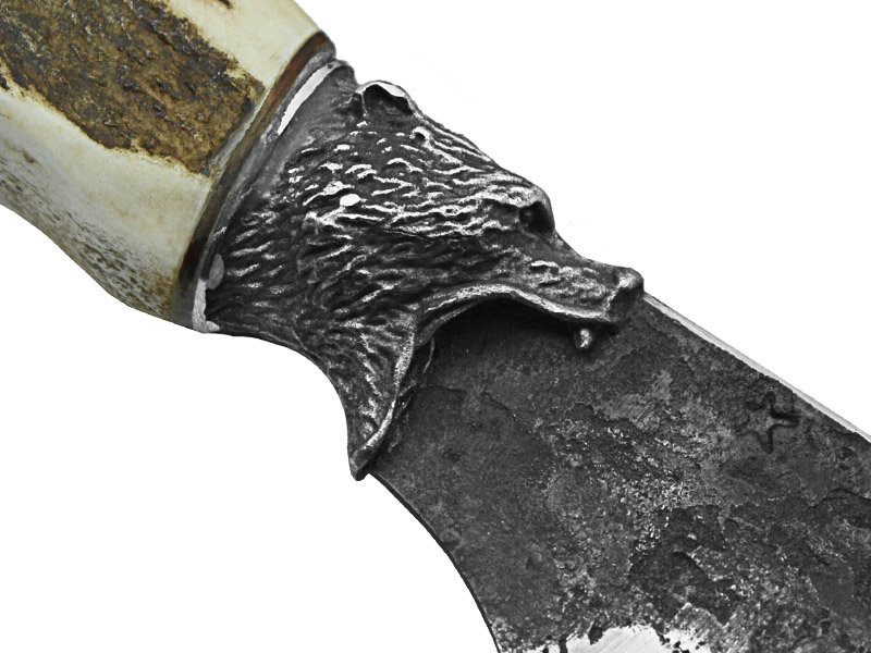 Adelar Filippon faca de caça forjada em aço 1070. Empunhadura em chifre de cervo, 32 cm