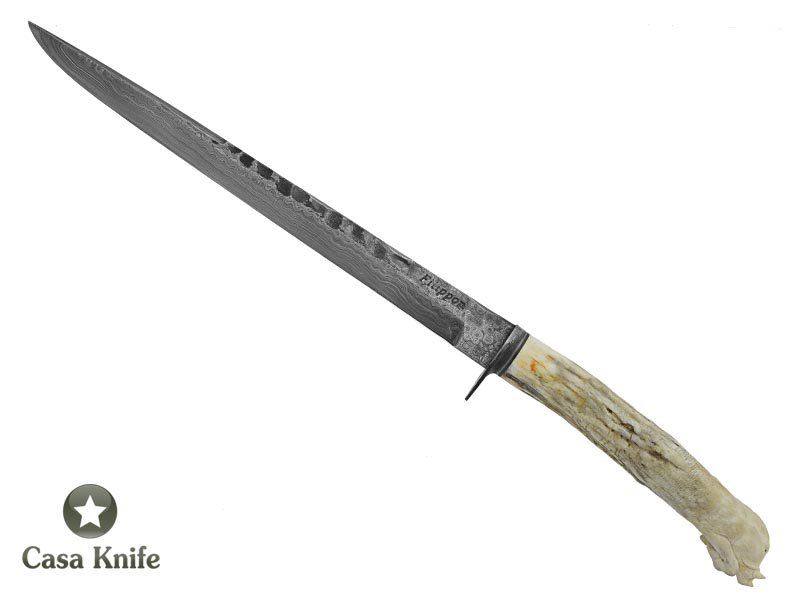 Adelar Filippon faca javalizeira para colecionador forjada em aço damasco. Empunhadura em chifre de cervo esculpido, 38 cm