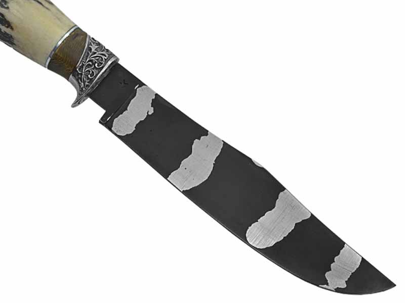 Adelar Filippon faca para colecionador forjado em aço Go May padrão zebra. Empunhadura em Chifre de Cervo, 32 cm