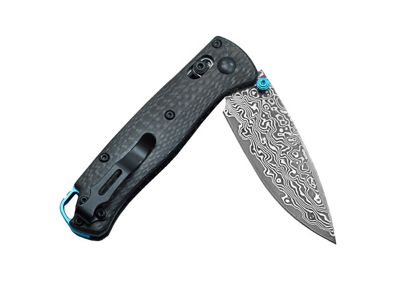 Canivete Benchmade para colecionador forjado em aço damasco. Empunhadura em fibra de carbono, 16 cm