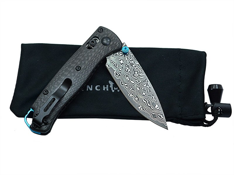 Canivete Benchmade para colecionador forjado em aço damasco. Empunhadura em fibra de carbono, 16 cm