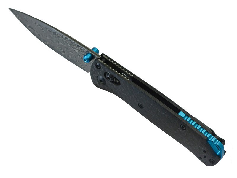 Canivete Benchmade para colecionador forjado em aço damasco. Empunhadura em fibra de carbono, 16 cm