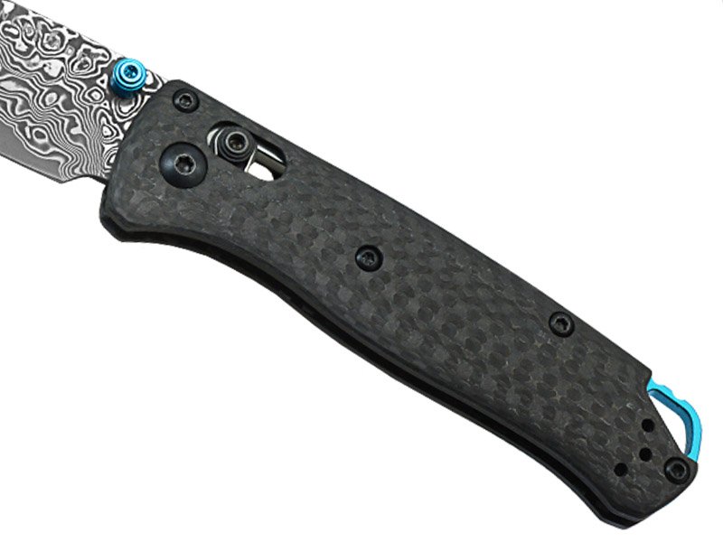 Canivete Benchmade para colecionador forjado em aço damasco. Empunhadura em fibra de carbono, 16 cm