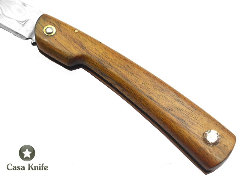 Canivete Friction Folder para colecionador em aço damasco. Empunhadura em Madeira de cedro do Pará, 21 cm