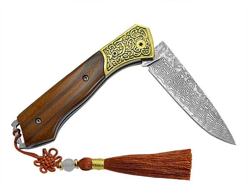 Canivete para colecionador em aço damasco. Empunhadura em madeira de sândalo, 18 cm