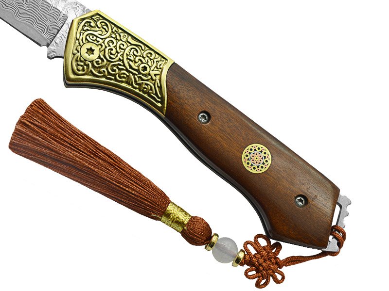 Canivete para colecionador em aço damasco. Empunhadura em madeira de sândalo, 18 cm