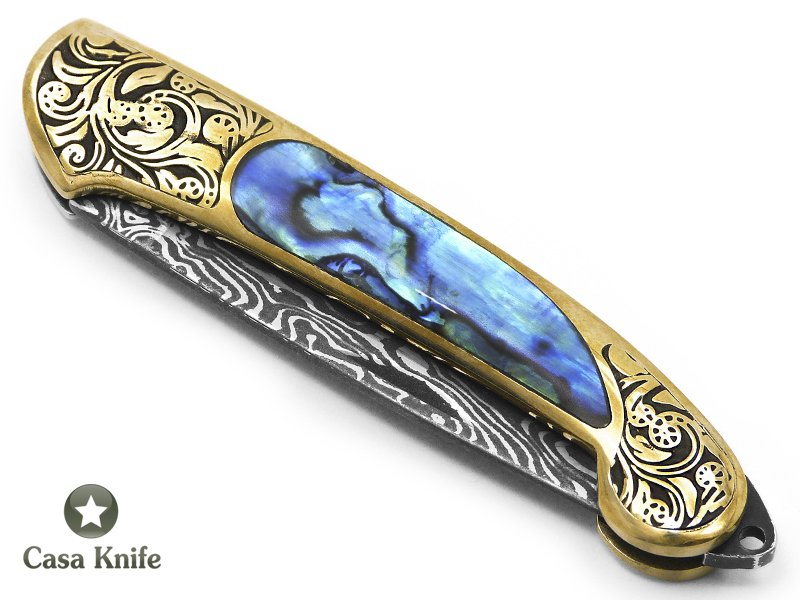 Canivete para colecionador em aço damasco com empunhadura em bronze e abalone 13 cm