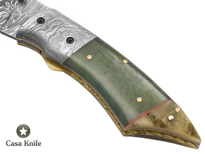 Canivete para colecionador em aço damasco com empunhadura em chifre de búfalo tingido e chifre de carneiro merino 19 cm