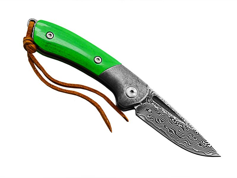Canivete para colecionador em aço damasco. Empunhadura em osso de boi tingido, 11 cm