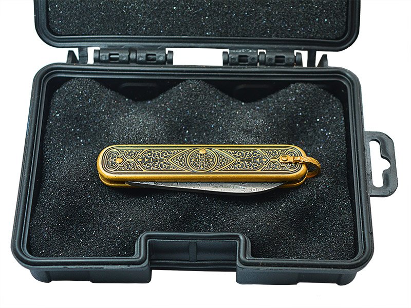 Canivete para colecionador forjado em aço damasco. Empunhadura em bronze, 13 cm