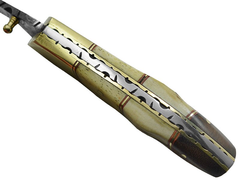 Canivete para colecionador forjado em aço damasco. Empunhadura em osso de búfalo, 17 cm