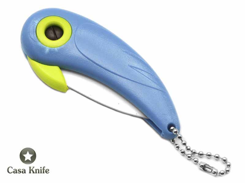 Canivete para descascar frutas com lâmina em cerâmica e empunhadura em PVC.