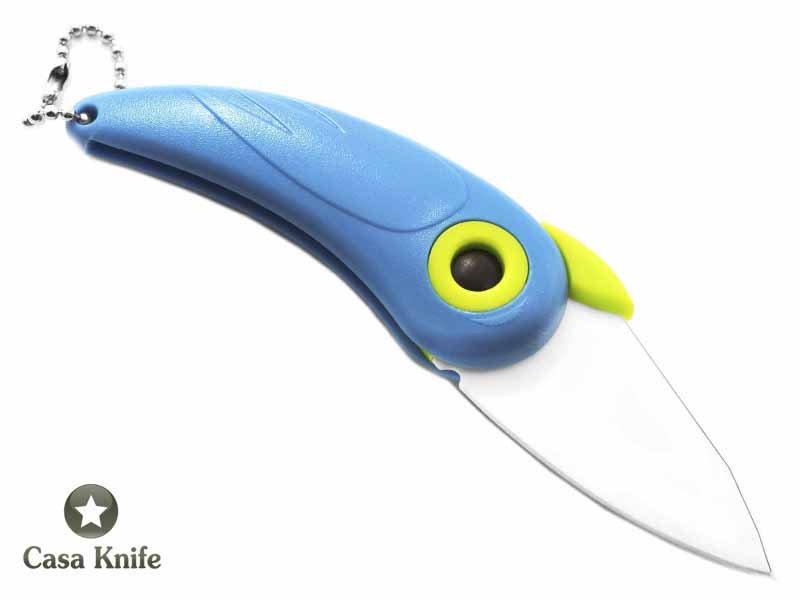 Canivete para descascar frutas com lâmina em cerâmica e empunhadura em PVC.