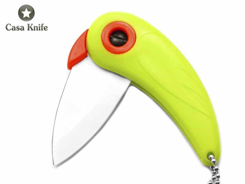 Canivete para descascar frutas com lâmina em cerâmica e empunhadura em PVC.
