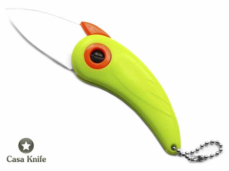 Canivete para descascar frutas com lâmina em cerâmica e empunhadura em PVC.