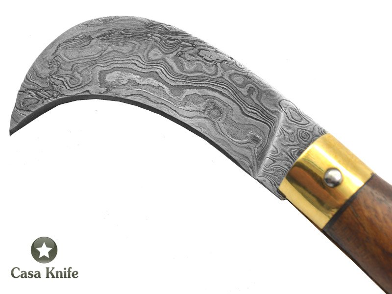 Canivete tipo Britola para colecionador forjado em aço damasco. Empunhadura em Madeira Teca, 16 cm