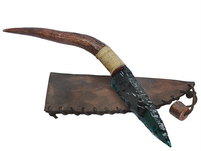 Faca para colecionador em Obsidiana verde. Empunhadura em chifre de cervo, 29 cm