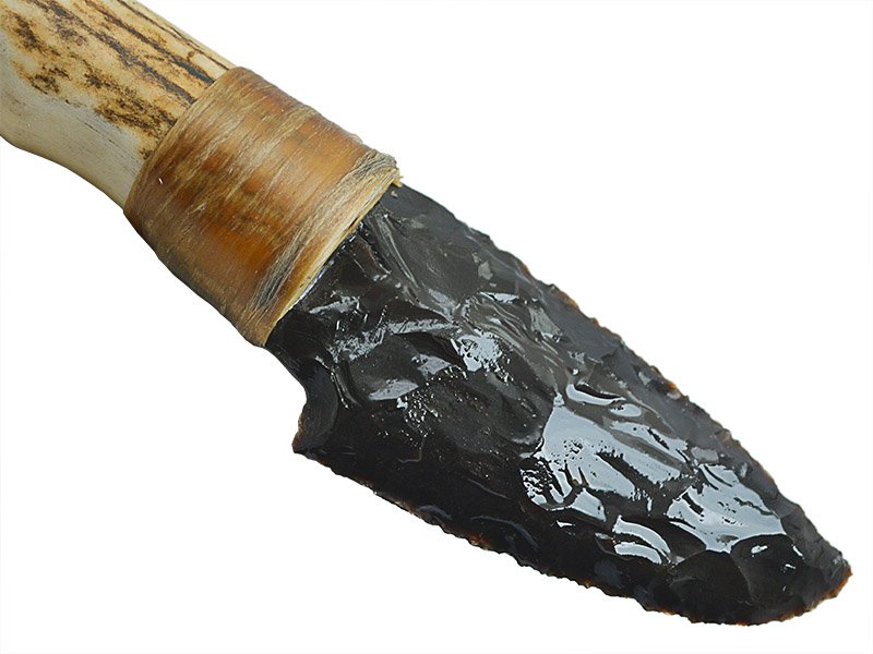 Faca para colecionador em Obsidiana negra. Empunhadura em chifre de cervo, 20 cm