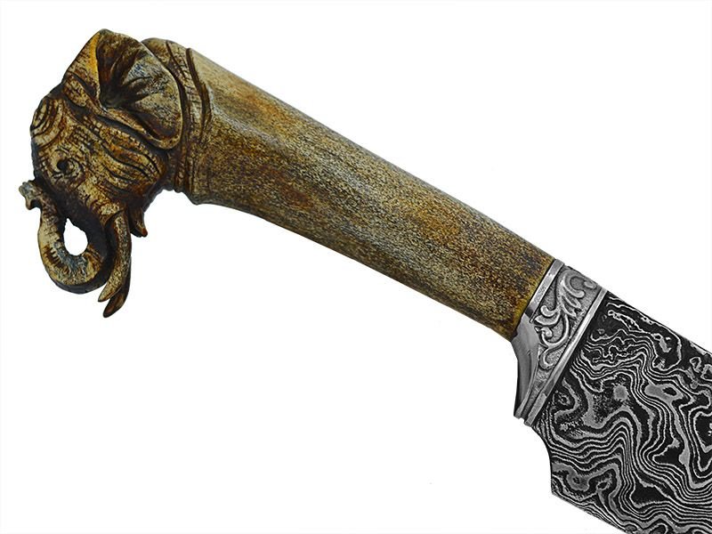 Faca churrasco Montecristo para colecionador forjado em aço damasco padrão aleatório. Empunhadura Chifre de cervo esculpido, 33 cm