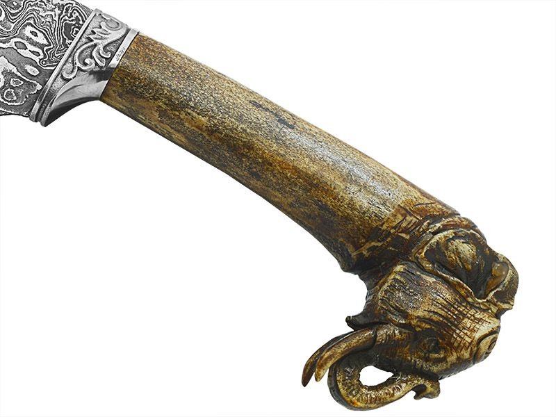 Faca churrasco Montecristo para colecionador forjado em aço damasco padrão aleatório. Empunhadura Chifre de cervo esculpido, 33 cm