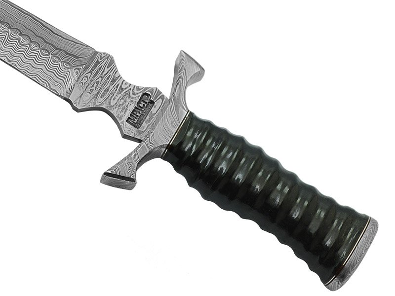 Faca javalizeira para colecionador forjada em aço damasco. Empunhadura em micarta, 45 cm