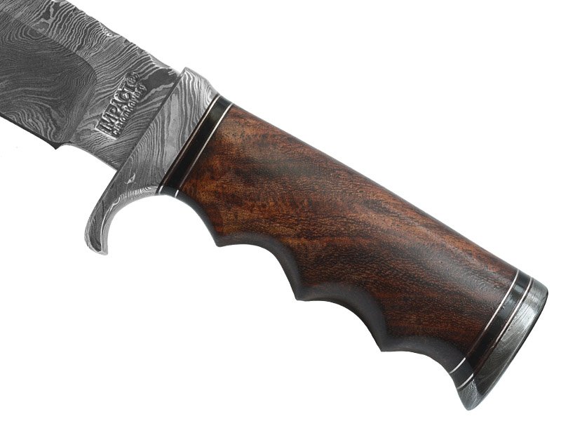 Faca bowie para colecionador em aço damasco. Empunhadura em jacarandá da Bahia, 38 cm