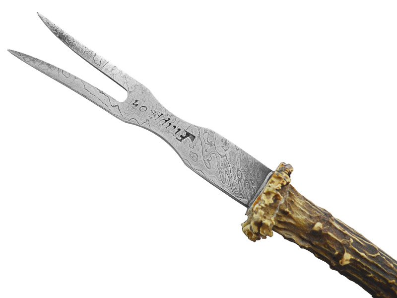 Adelar Filippon Conjunto de faca e garfo para colecionador em aço damasco. Empunhadura em chifre de veado De Roe, 31 cm