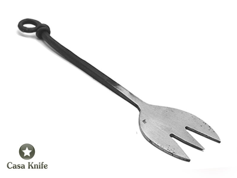 Conjunto de sobrevivência para colecionador forjado artesanalmente no estilo medieval em aço carbono.