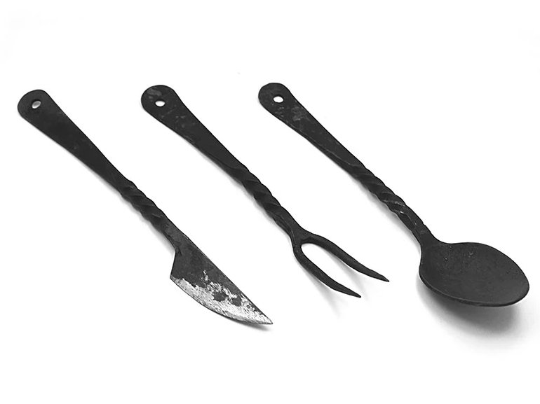 Conjunto de Sobrevivência para colecionador forjado artesanalmente no estilo medieval em aço carbono.