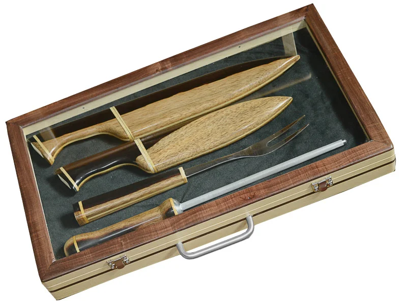 Conjunto Master com 4 peças para colecionador composto por 1 facas grande, 1 faca média, 1 garfo e 1 chaira em aço inoxidável. Empunhadura em madeira de jacarandá da Bahia.