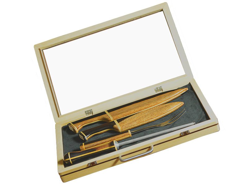 Conjunto Master com 4 peças para colecionador composto por 1 facas grande, 1 faca média, 1 garfo e 1 chaira em aço inoxidável. Empunhadura em madeira de jacarandá da Bahia.