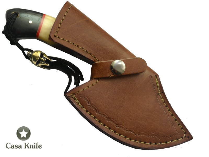 Cutelo para colecionador forjado em aço damasco. Empunhadura em Chifre de Búfalo e Osso de Boi, 19 cm