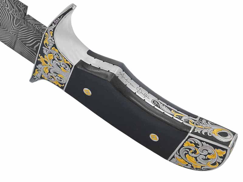 Faca para colecionador forjada em raro aço damasco mosaico. Empunhadura ricamente adornada em ouro 24k com talas em ébano africano, 39 cm