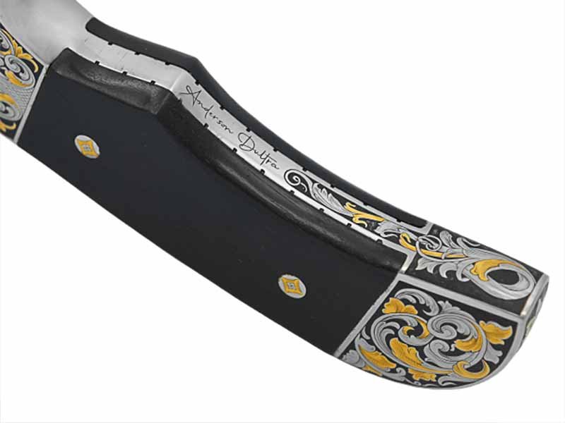 Faca para colecionador forjada em raro aço damasco mosaico. Empunhadura ricamente adornada em ouro 24k com talas em ébano africano, 39 cm