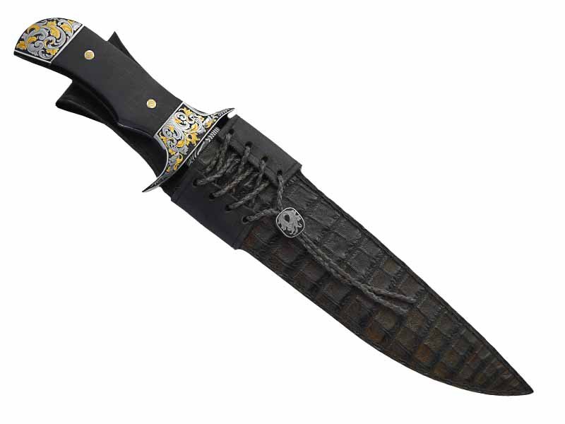 Faca para colecionador forjada em raro aço damasco mosaico. Empunhadura ricamente adornada em ouro 24k com talas em ébano africano, 39 cm