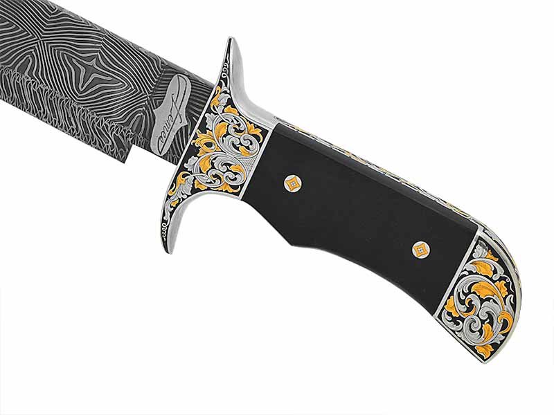 Faca para colecionador forjada em raro aço damasco mosaico. Empunhadura ricamente adornada em ouro 24k com talas em ébano africano, 39 cm