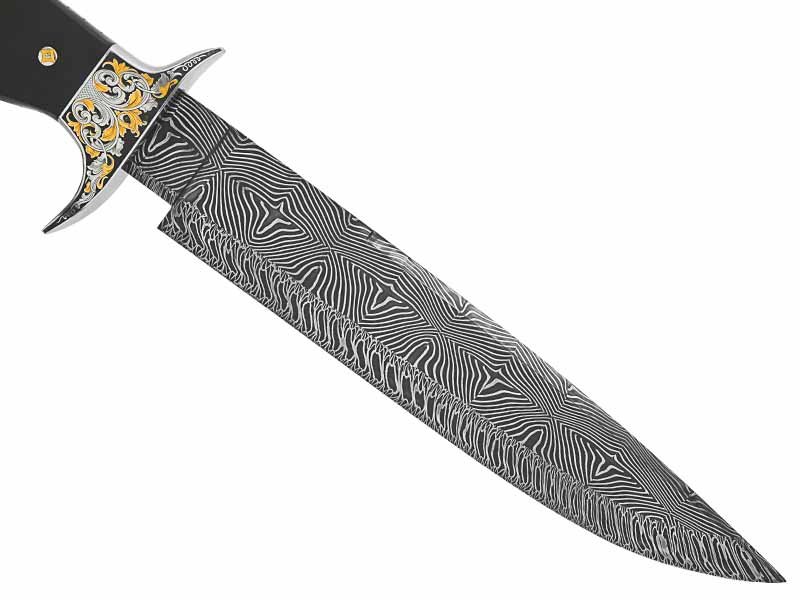 Faca para colecionador forjada em raro aço damasco mosaico. Empunhadura ricamente adornada em ouro 24k com talas em ébano africano, 39 cm