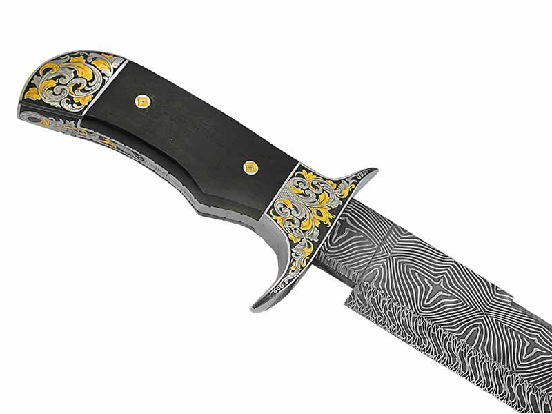 Faca para colecionador forjada em raro aço damasco mosaico. Empunhadura ricamente adornada em ouro 24k com talas em ébano africano, 39 cm