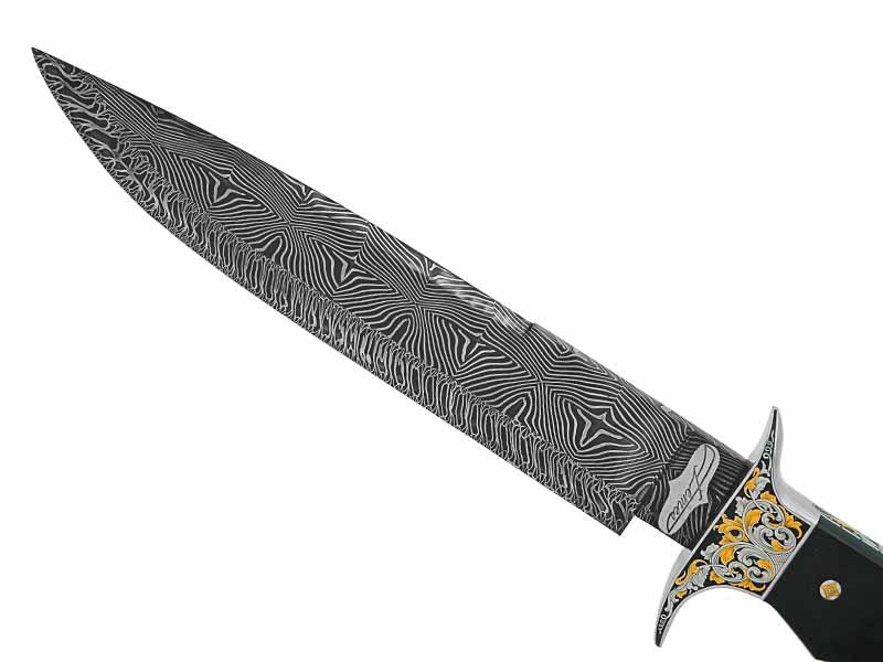 Faca para colecionador forjada em raro aço damasco mosaico. Empunhadura ricamente adornada em ouro 24k com talas em ébano africano, 39 cm