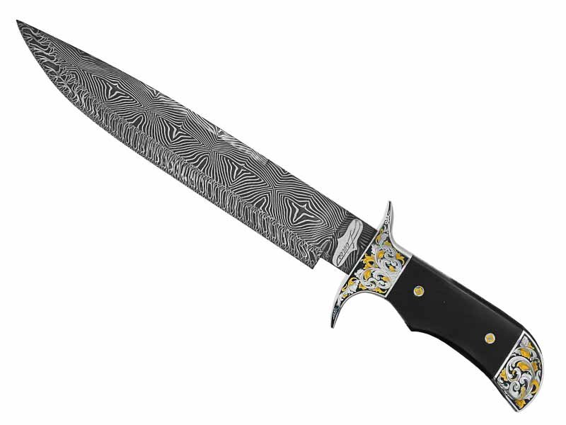 Faca para colecionador forjada em raro aço damasco mosaico. Empunhadura ricamente adornada em ouro 24k com talas em ébano africano, 39 cm