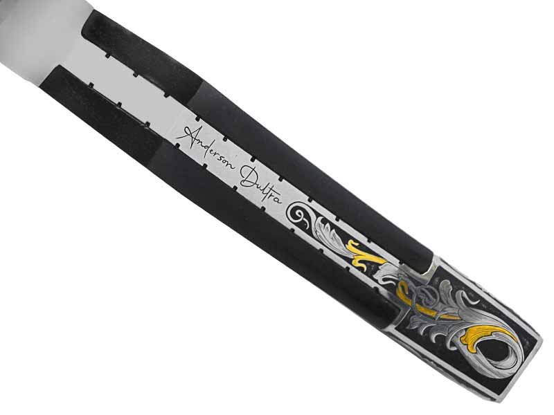 Faca para colecionador forjada em raro aço damasco mosaico. Empunhadura ricamente adornada em ouro 24k com talas em ébano africano, 39 cm