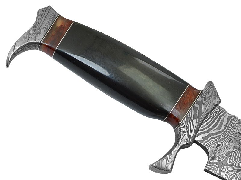 Faca bowie para colecionador forjada em aço damasco. Empunhadura em chifre de búfalo, 38 cm